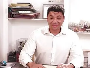 पत्नी वीजी देखती है और पति