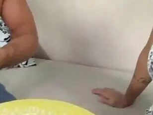 Strip-Poker-Spiel führt zu heißem Sex