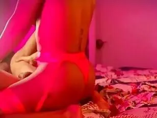 एक बेहद आकर्षक महिला के चेहरे पर दर्द का अनुभव हो रहा है।