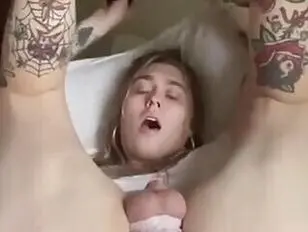 Travesti loira tatuada geme durante anal intenso.