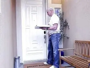 Дейзи Марина заказала большую пиццу с колбасой,а получила её со спермой во рту.