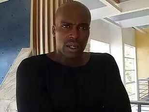 Mulher cis asiática recebe sexo anal