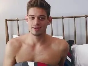 La trans di colore ND si scopa i suoi due figliastri gay