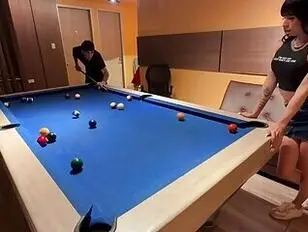 Une adolescente aux fesses généreuses apprend à jouer au billard