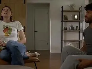 Un joven seduce a una delgada mujer trans.