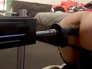 Sissy é fodida na máquina BBC