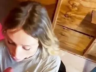 Zoey zuigt en slikt.