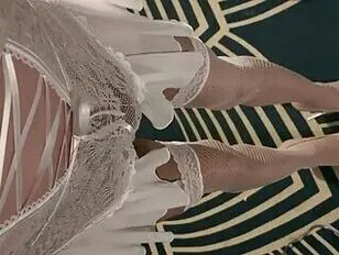Ze pronkt met haar nieuwe witte lingerie.