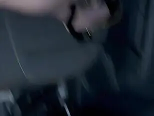 Sarah juega en su coche lista para ser follada