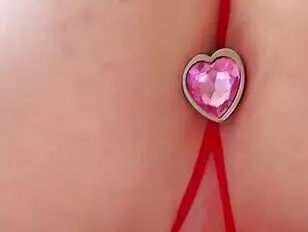 Une ladyboy à gros pénis chevauche un gros pénis et se fait éjaculer dessus.