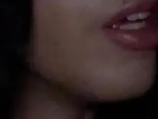 Travesti asiático chupando polla en público