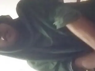 सोनाली पार करती है