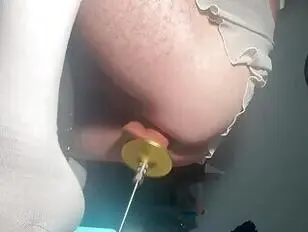 शौकिया सीडी मैक्स ह्यूज डिल्डो पर सेक्स मशीन के साथ सेक्स करती है