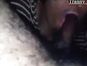वैक्यूम माउथ ट्रांसजेन्डर डीज़नट्स को चूसता है