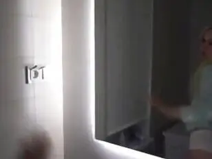 Blonde transseksueel met vlechtjes werd oraal bevredigd en kreeg een gezichtsejaculatie. Wat een zooitje!