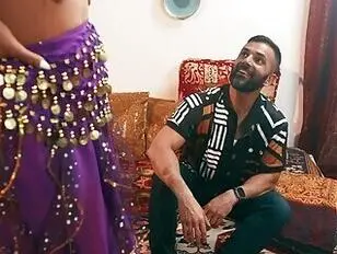 Bailarina de danza del vientre transgénero baila sobre el pene de un hombre.