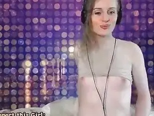 युवा टीएस सौंदर्य उसके लिंग को सहलाते हुए