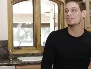 Блондинка TS Kayleigh едет на большом члене чувака