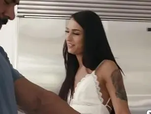 Beau-père frappe TS Khloe en levrette