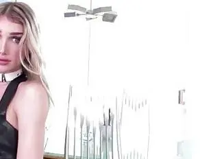 Katrina se agacha y es follada por TS Luna