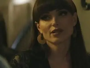 TS Natalie fa sesso anale davanti allo specchio