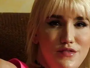 TS Lena prova il cazzo di un tizio in gola profonda