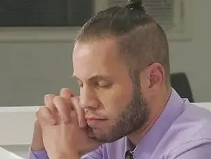 TS Melanie si inginocchia e fa un pompino al ragazzo