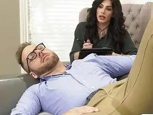 TS Ariel lutscht den harten Schwanz ihres Kunden