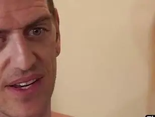Una mora tettona si masturba e succhia il cazzo del ragazzo
