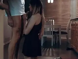 हिजड़ा सौतेली बहन केट ज़ोहा सौतेले भाई को चूसती है