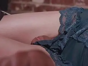 TS Ariel tenta chupar o pau grande do cara