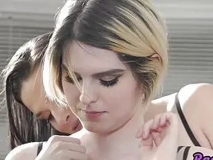 Fille trans consciente barebacking ts en trio