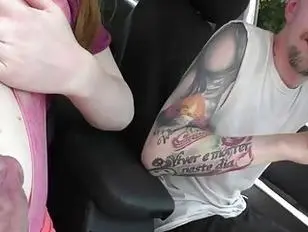 Smalltits TS Erica se masturbe et se fait sodomiser