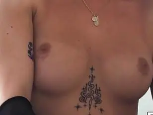 लड़की ट्रांस डेज़ी टेलर की गांड को उत्तेजित करती है