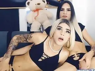 Transexuelles baisées si fort devant la cam