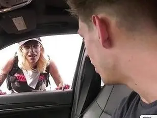 Das blonde Tbabe Dahlia Crimson deept und wird ohne Sattel gefickt