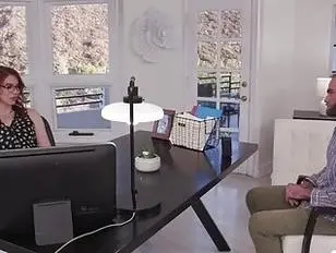 Capo rosso di TS a dorso nudo dal suo cliente