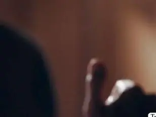 La troia TS lascia che il fratellastro le tolga il culo