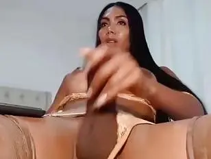 बस्टी कैमगर्ल ट्रैनी इसे बाहर खींचती है