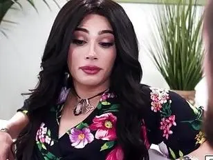 A tgirl de peitos pequenos Ariel Demure é fodida sem camisinha por um vizinho