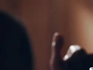 La troia Tbabe lascia che il fratellastro le tolga il culo