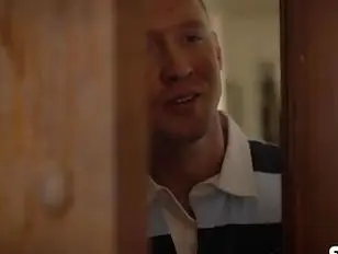 Il fratellastro pervertito scopre la sua sorellastra TS