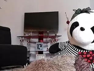 Dildoing her asshole on her live show