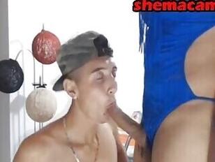 Transseksueel in badpak geeft een man een blowjob