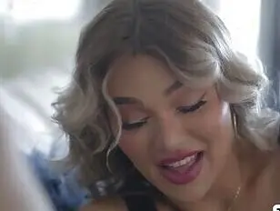 La ricca TS scopa il suo amico cercatore d'oro