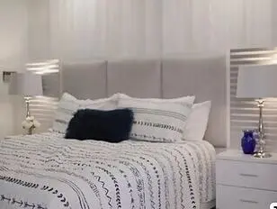 Attraente TS cavalca appassionatamente il cazzo enorme del fratellastro